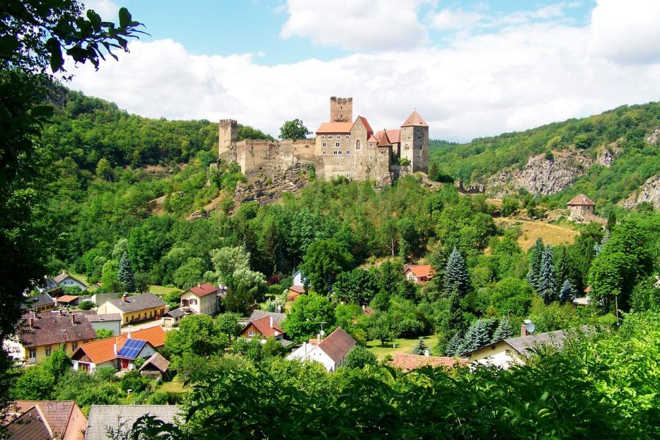 Die Burg Hardegg thront über einer grünen Landschaft mit Häusern.