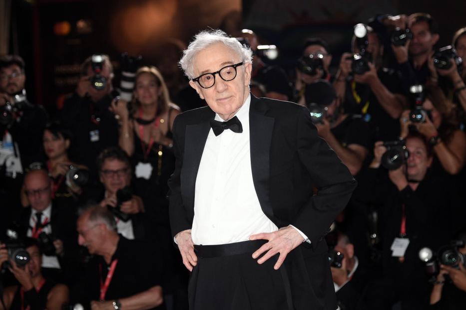 Woody Allen posiert vor einer Wand aus Fotografen.