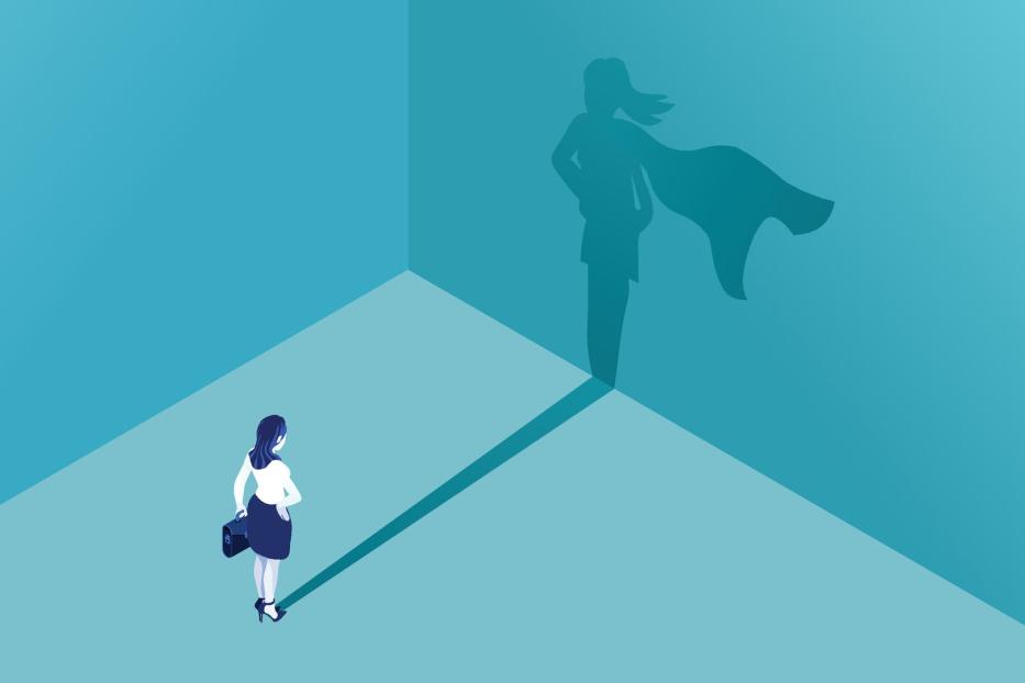 Eine Frau wirft einen Schatten, der sie als Superheldin mit Umhang zeigt.