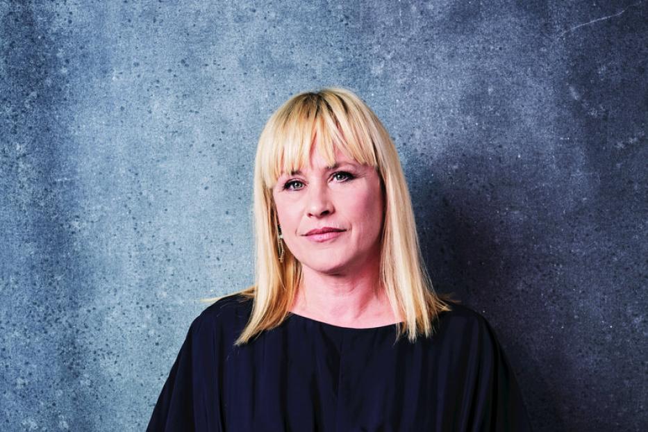 Patricia Arquette vor einem grauen Hintergrund.