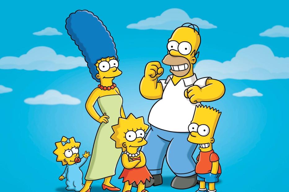 Die gelbe Zeichentrickfamilie Simpsons vor blauem Himmel.