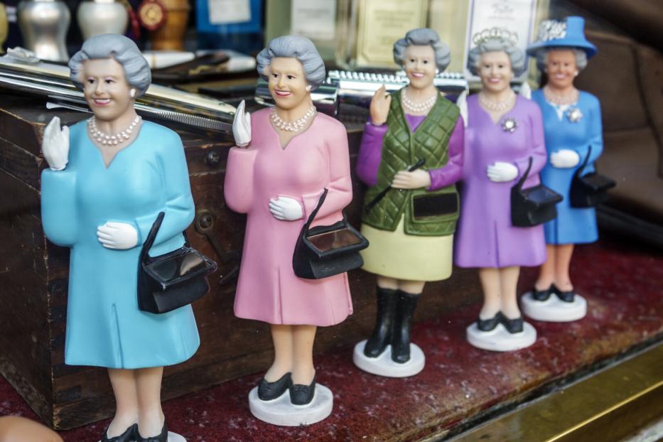 Eine Reihe von Queen Elizabeth II.-Figuren in verschiedenen Outfits.