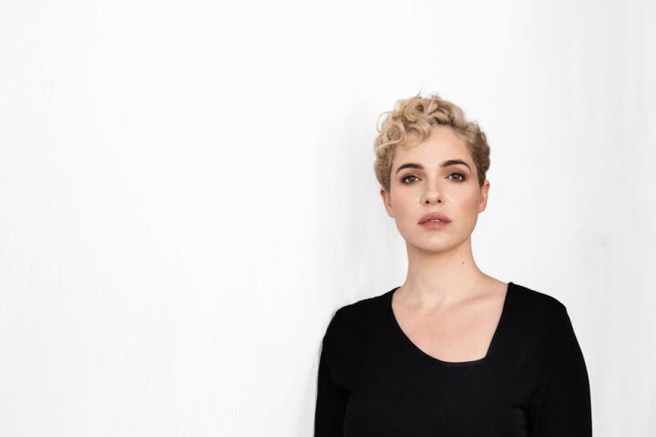 Porträt von Verena Altenberger vor einer weißen Wand.