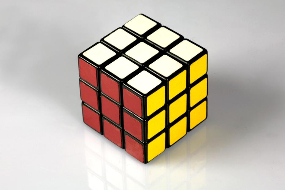 Ein Rubik's Cube mit roten, gelben und weißen Flächen.