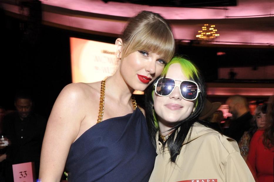 Taylor Swift und Billie Eilish posieren zusammen bei einer Veranstaltung.