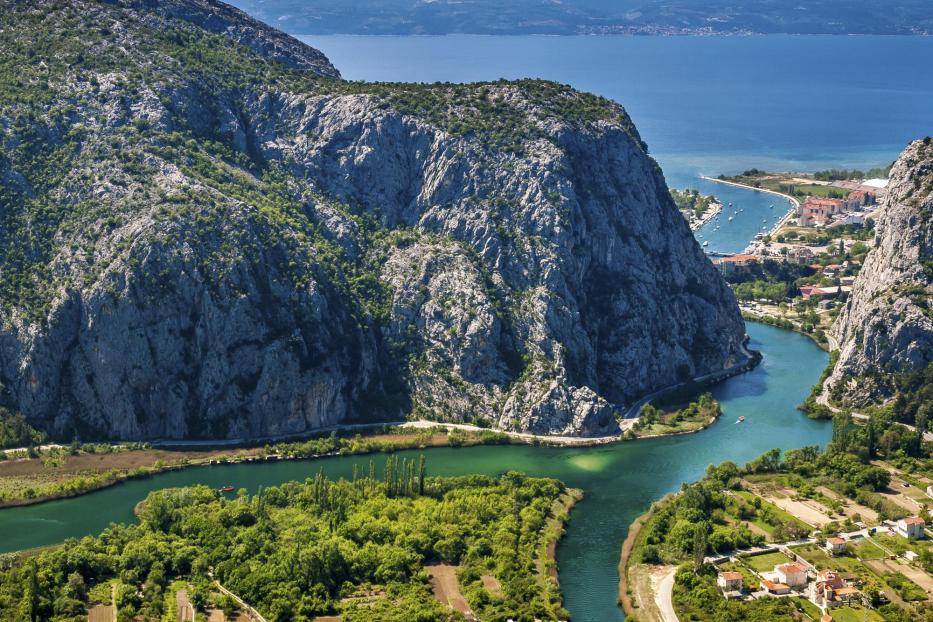 Der Fluss Cetina schlängelt sich durch eine grüne Landschaft in Kroatien.