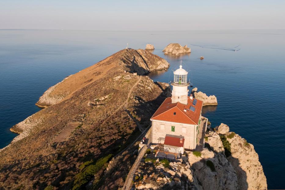 Luftaufnahme des Leuchtturms von Kap Kamenjak in Kroatien.