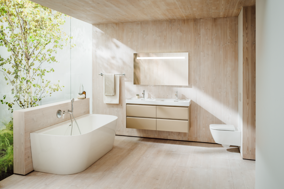 Ein modernes Badezimmer mit Badewanne, Waschtisch und Holzwänden.