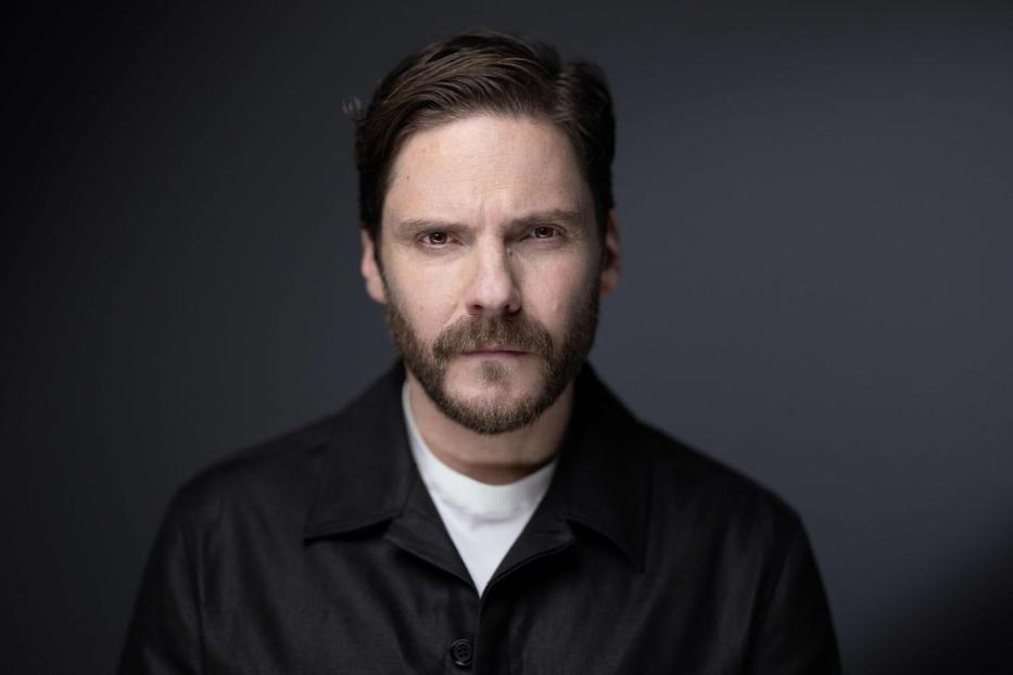 Daniel Brühl spielt Karl Lagerfeld.
