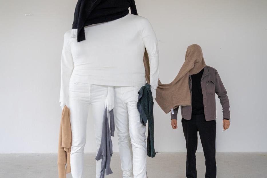 Eine Skulptur, die an eine Arbeit von Erwin Wurm erinnert.