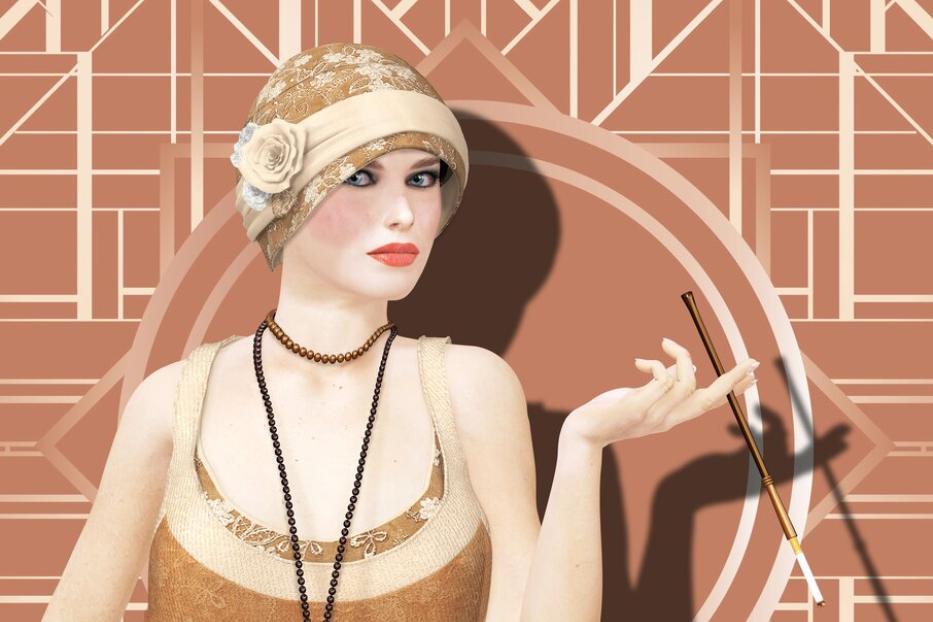 Eine Frau im Stil der 1920er Jahre mit Zigarettenspitze vor einem Art-Déco-Hintergrund.