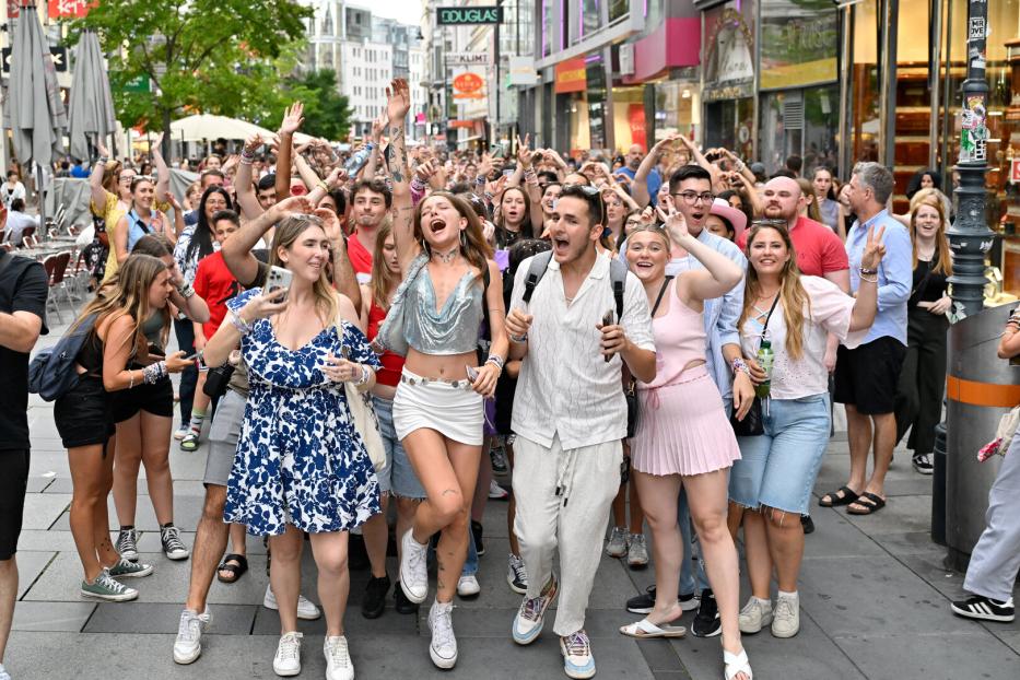 Swifties ziehen nach der Konzertabsage von Taylor Swift durch Wien.