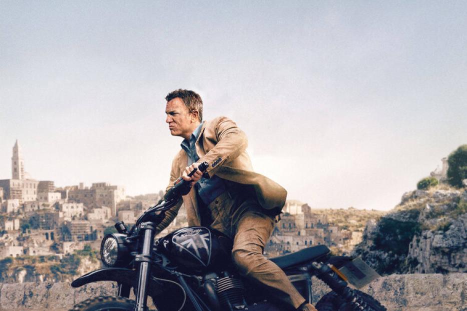 Daniel Craig fährt in „Keine Zeit zu sterben“ auf einem Motorrad durch Matera.
