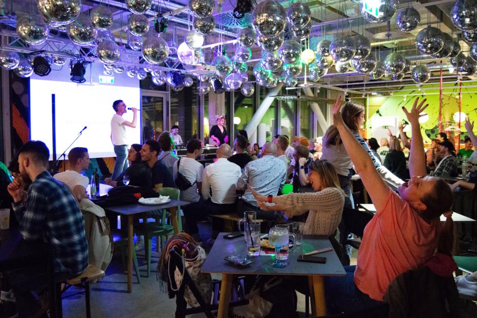 Karaoke-Abend bei Jo&Joe in Wien mit Publikum und einem Sänger auf der Bühne.