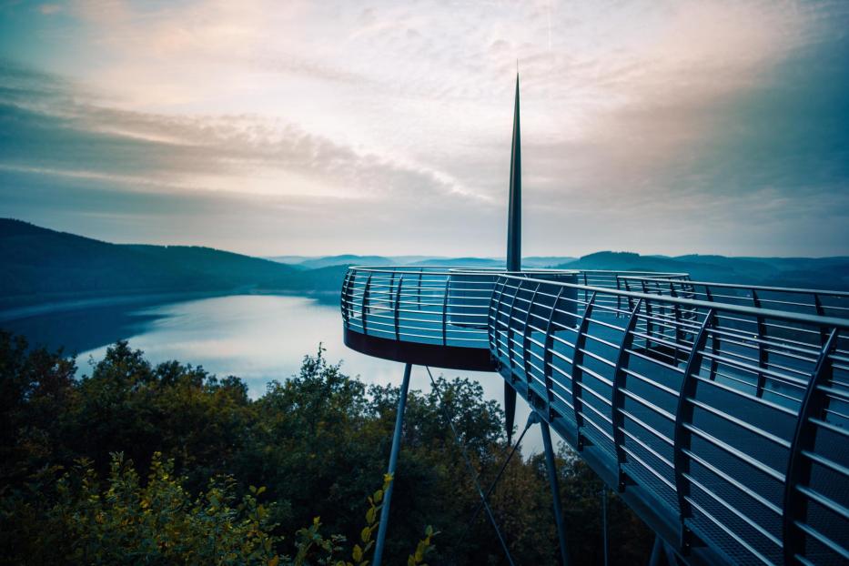 Die Aussichtsplattform „Skywalk Edersee“ bietet einen Blick über den See und die bewaldete Landschaft.