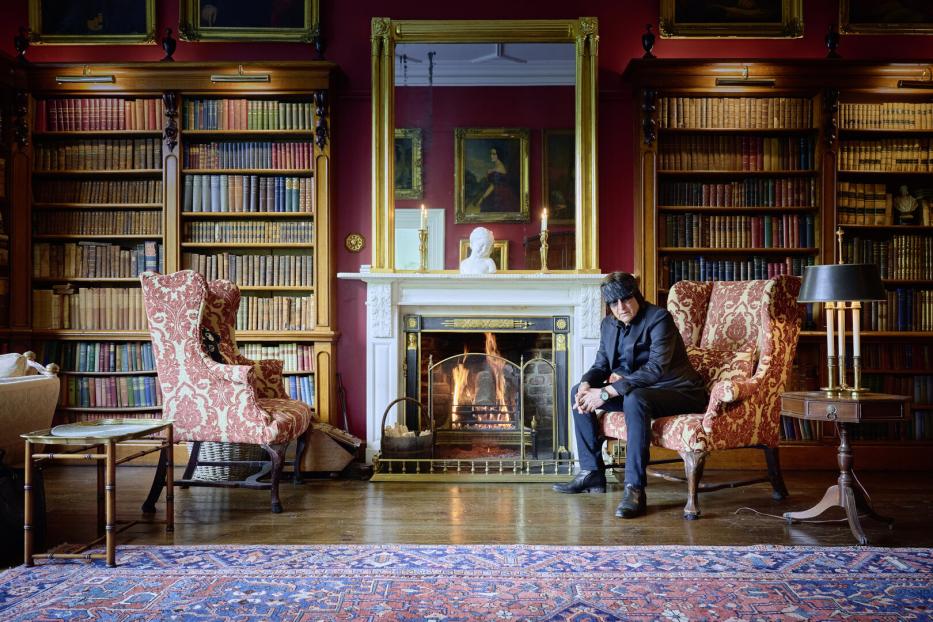 Gottfried Helnwein in der Bibliothek seiner Villa in Irland.