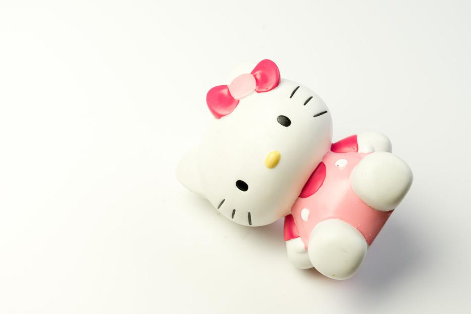 Eine Hello Kitty-Figur liegt auf dem Rücken.