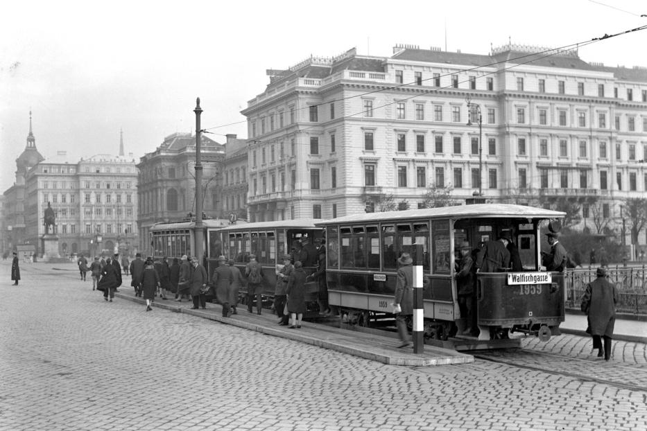 Straßenbahn in Wien in den 20ern: Der 71er an der Kreuzung Schwarzenbergplatz und Lothringer Straße im Jahr 1929.