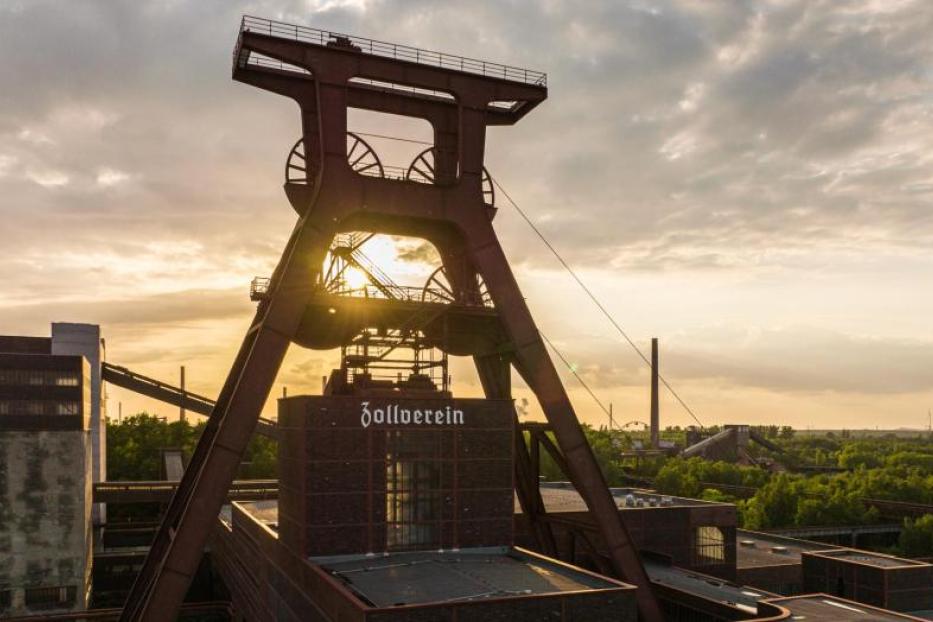Die Zeche Zollverein in Essen im Abendlicht.