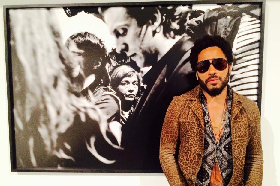 Lenny Kravitz posiert vor einem Schwarz-Weiß-Foto.