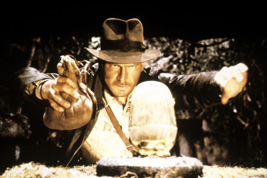 Indiana Jones tauscht eine goldene Statue gegen einen Sandsack aus.