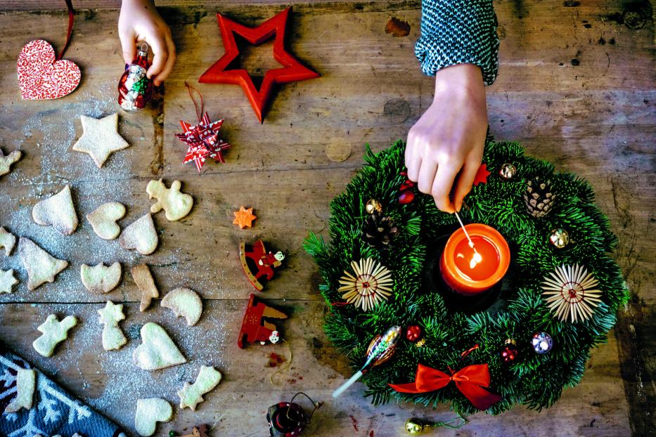 Kekse, Deko und Kerzen gehören zum Advent dazu.
