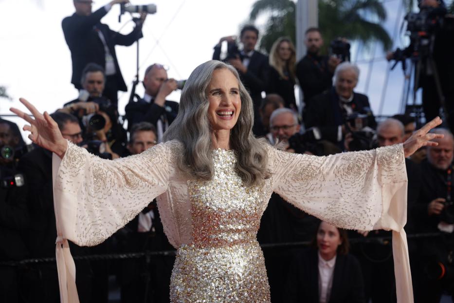 Andie MacDowell auf dem roten Teppich in einem glitzernden Kleid.