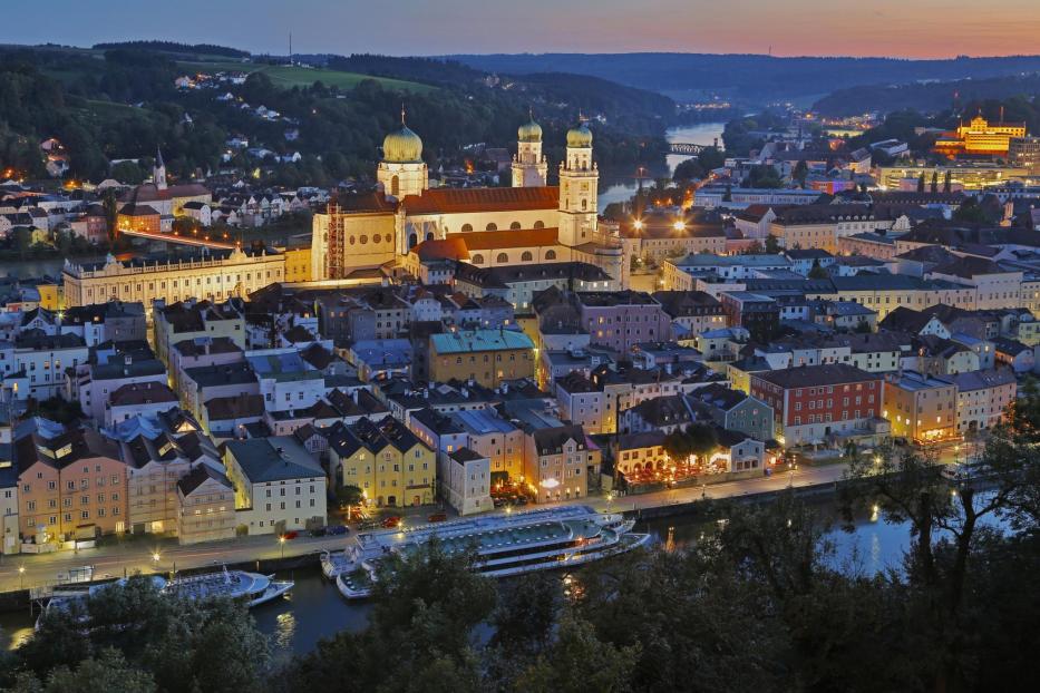 Eine Altstadt von oben, beleuchtet.