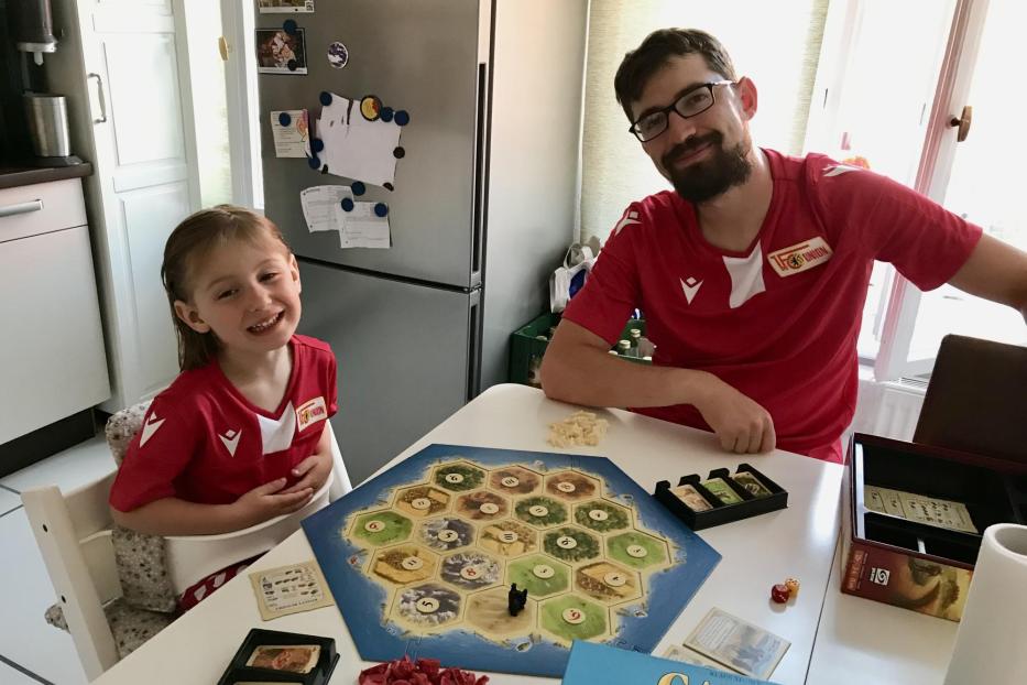 Markus Heinze mit seiner Tochter beim Catan-Spielen.