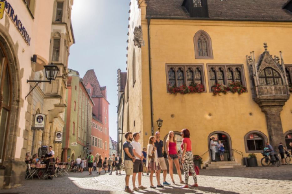 Eine Gruppe von Touristen steht auf einem Platz in Rothenburg ob der Tauber.