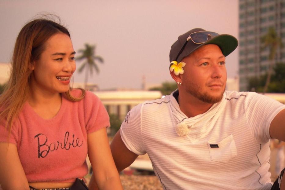 Daniel (re.) sucht seine „Barbie“ – in „Das Geschäft mit der Liebe“.