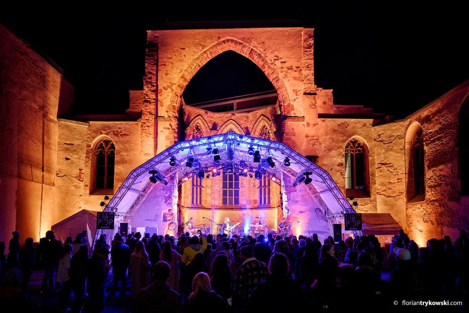 Konzert vor der beleuchteten Katharinenruine in Nürnberg.