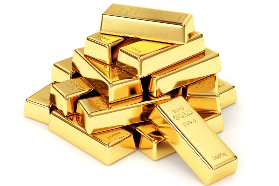 Ein Stapel glänzender Goldbarren auf einem weißen Hintergrund.