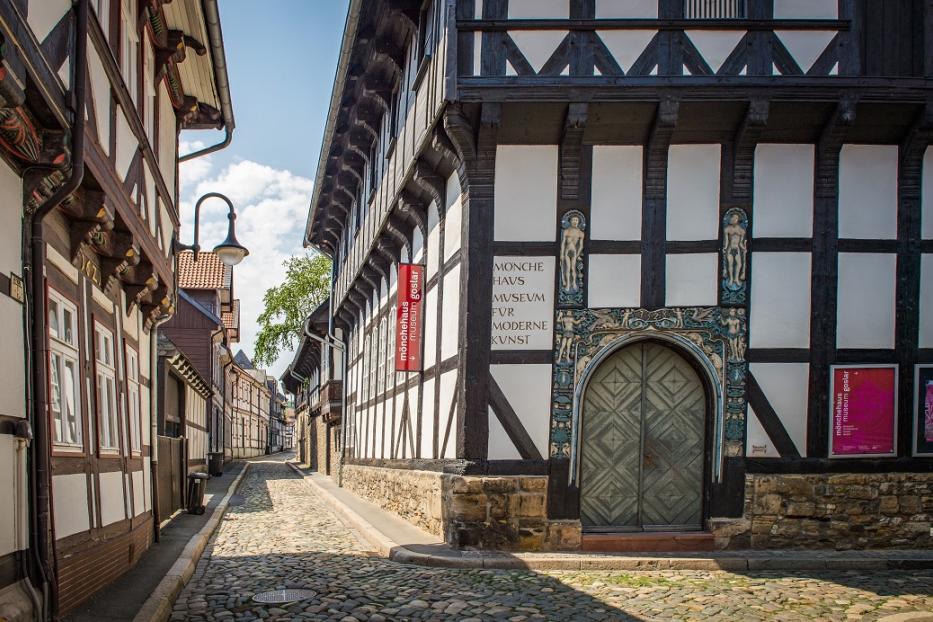 Das Mönchehaus Museum Goslar in einem historischen Fachwerkhaus an einer Kopfsteinpflasterstraße.