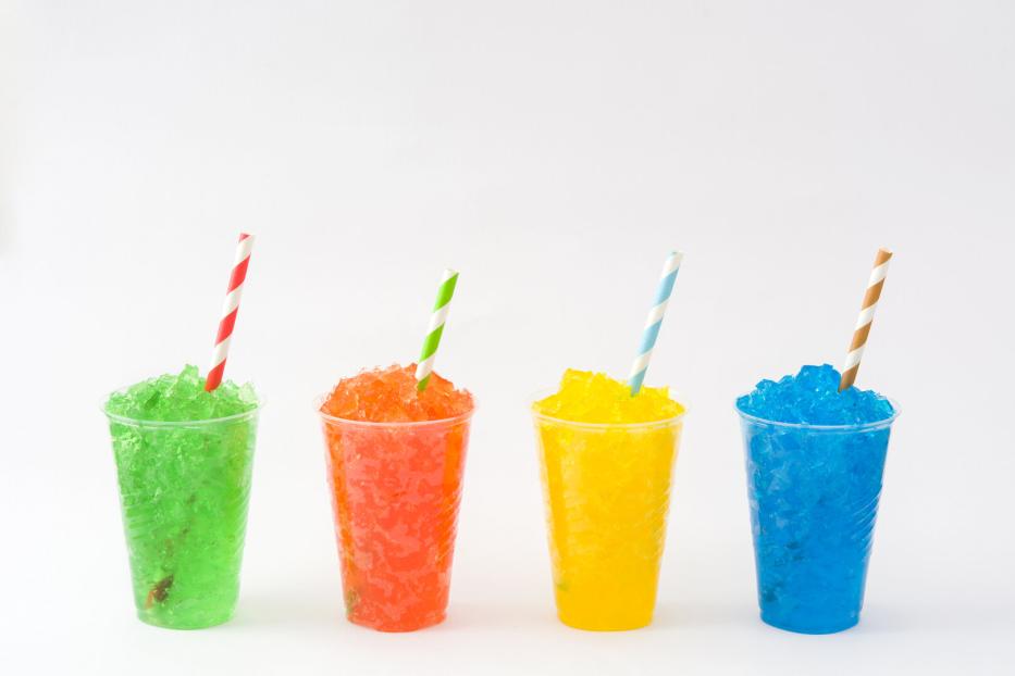 Damit Slush-Eis nicht komplett gefriert, enthält es häufig Glyzerin als eine Art Frostschutzmittel.