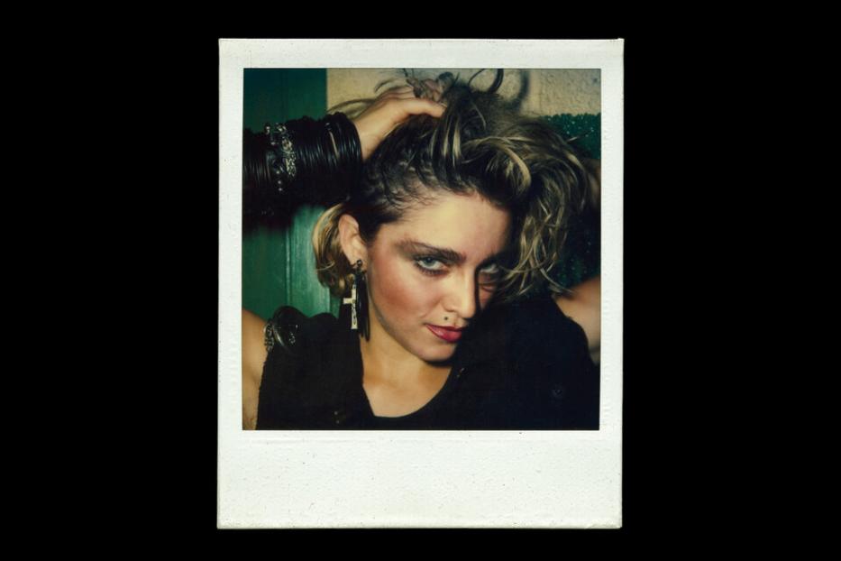 Ein Polaroid-Foto von Madonna mit auffälligem Schmuck und toupierten Haaren.