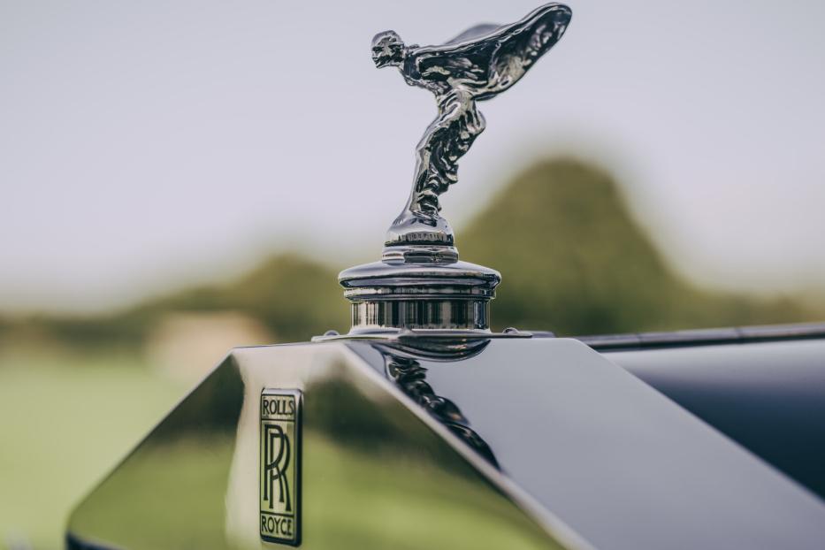 Die „Spirit of Ecstasy“-Kühlerfigur auf einem Rolls Royce.