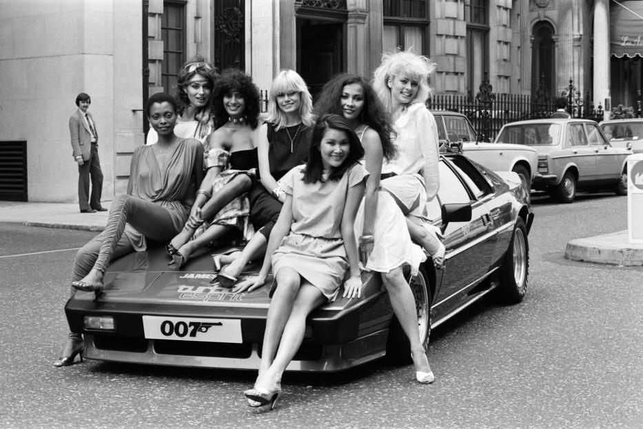 Models posieren auf einem Lotus Esprit, der im Film „For Your Eyes Only“ zu sehen war.
