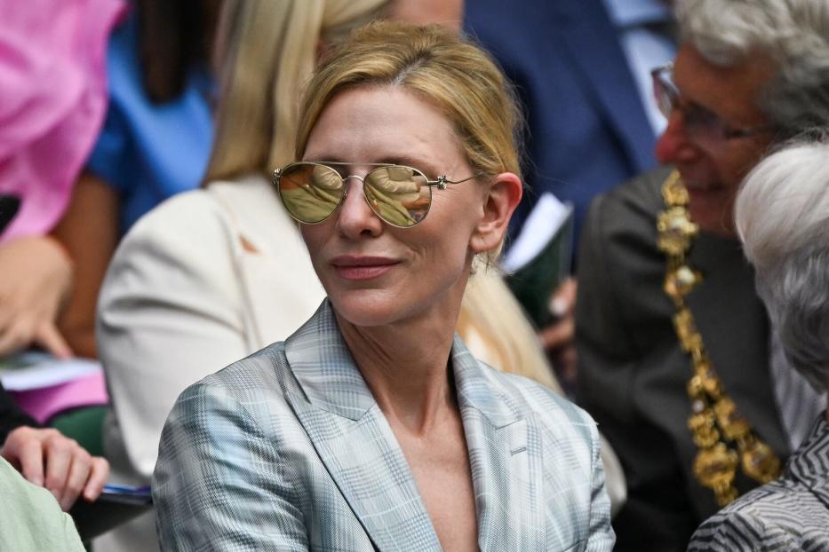 Cate Blanchett mit Sonnenbrille bei einem Tennismatch in Wimbledon.