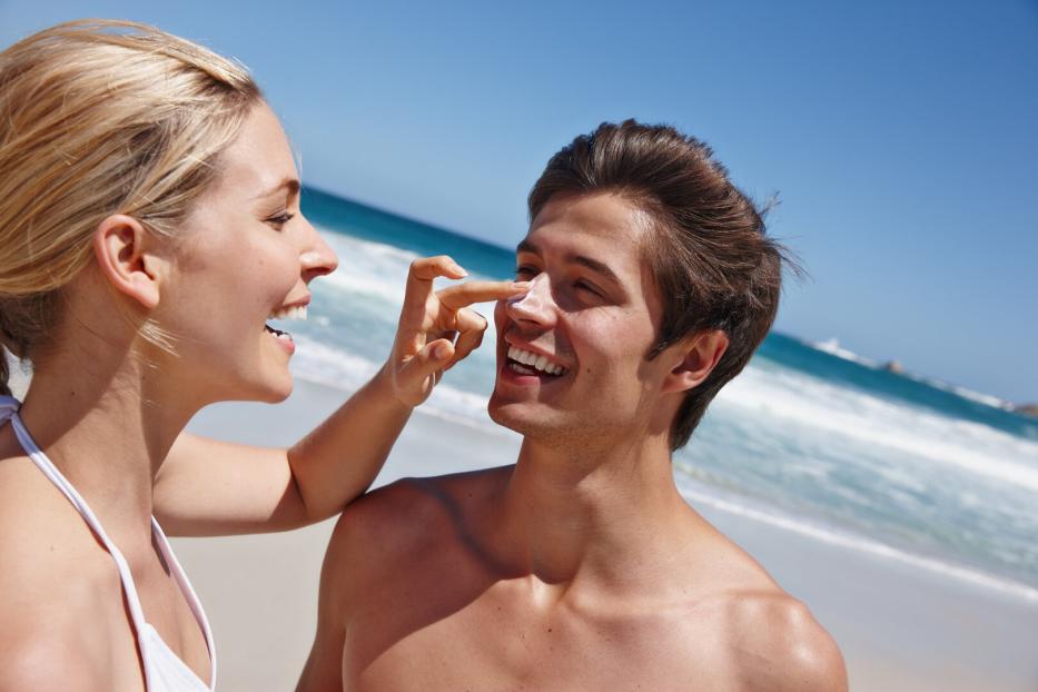 Liebe ist, ihn mit Sonnencreme zu schützen.