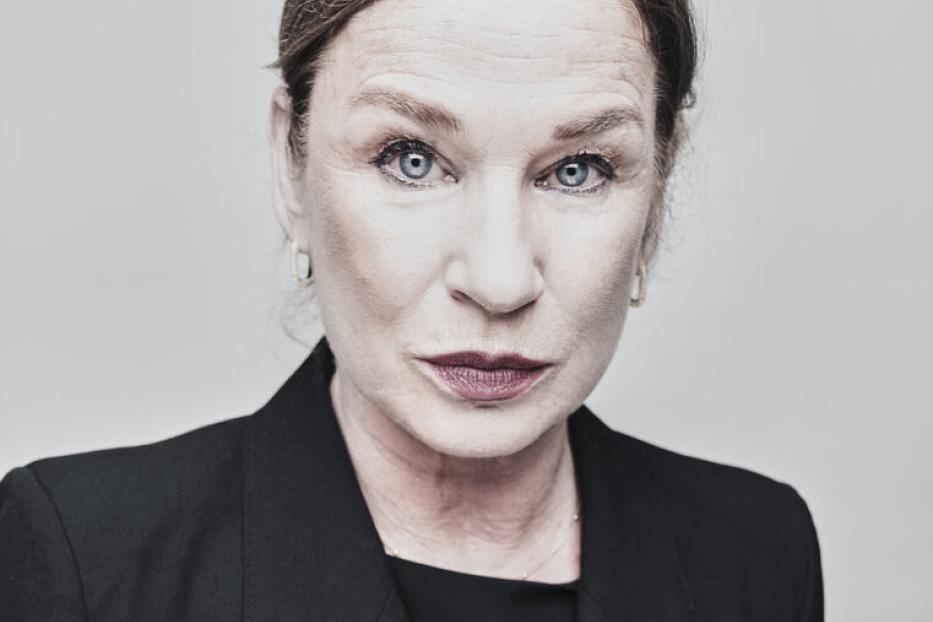 Porträt der Schauspielerin Dörte Lyssewski in einem schwarzen Blazer.