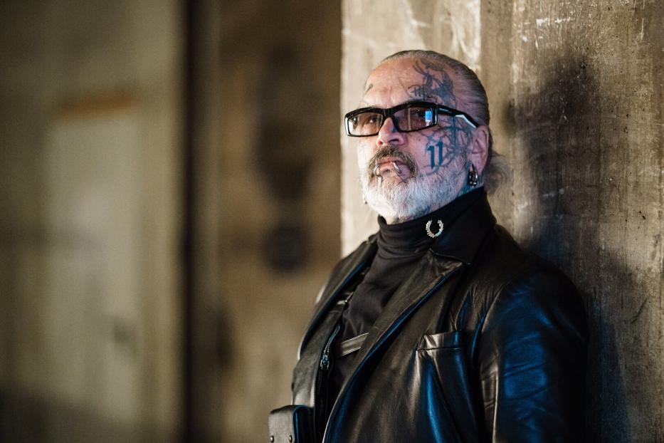 Ein Mann mit Tattoos im Gesicht bei der Esther Perbandt Runway Show, Mercedes-Benz Fashion Week Berlin FW 2022.