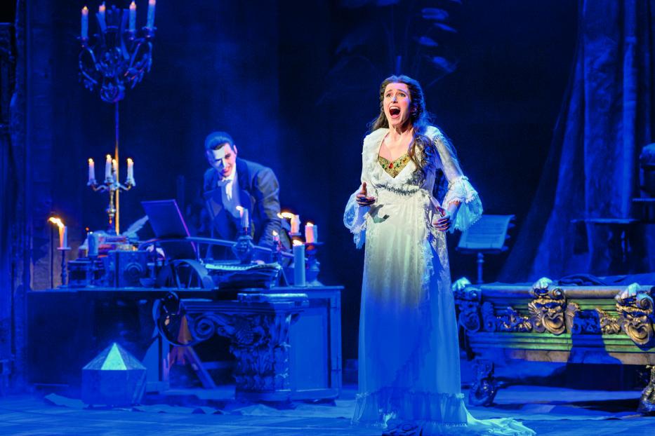 Szene aus dem Musical „Das Phantom der Oper“ mit Christine Daaé und dem Phantom.