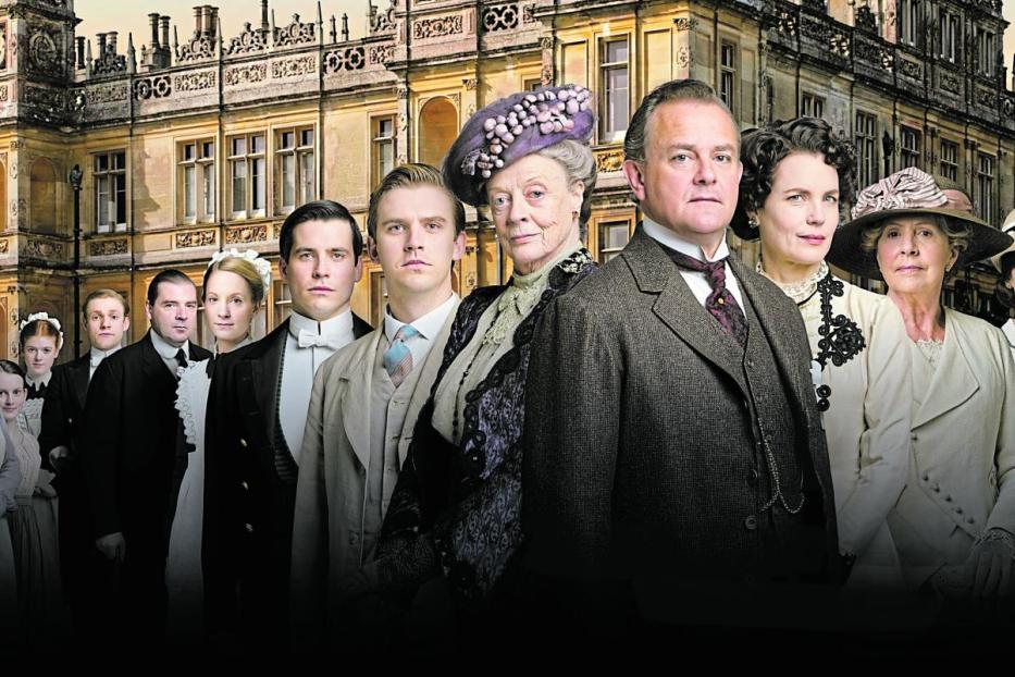 Der Cast der Serie Downton Abbey vor „ihrem“ Herrenhaus.