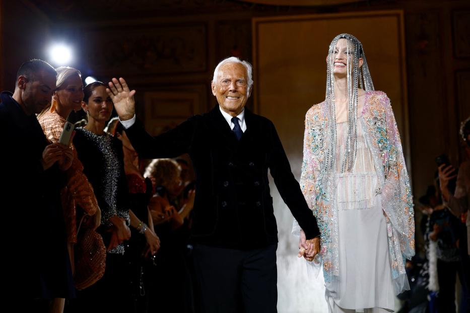 Giorgio Armani mit einem Model nach Ende der Haute Couture Kollektion.