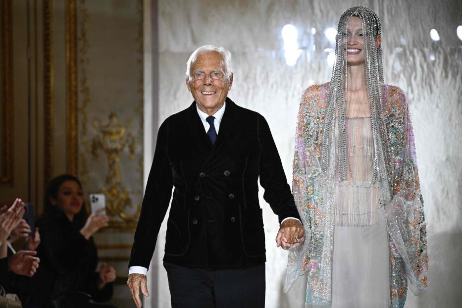 Designer Giorgio Armani bei der Paris Fashion-Week im Jänner 2025 mit dem lettischen Model Agnes Zogla auf dem Laufsteg.