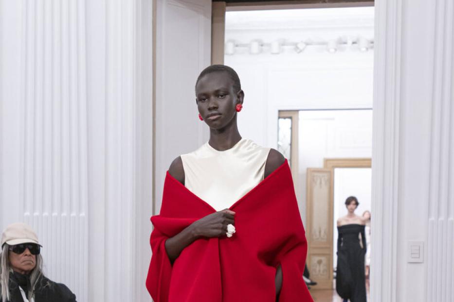 Ein Model präsentiert ein Outfit von Alberta Ferretti auf einem Laufsteg.