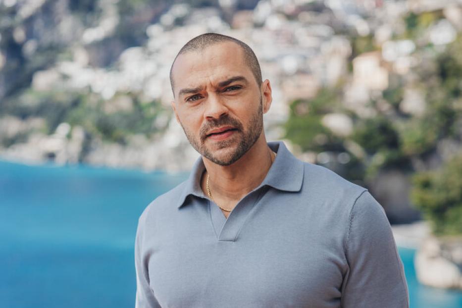 Jesse Williams vor der Kulisse der Amalfiküste.