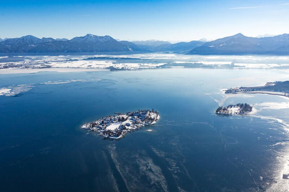 Ein See mit Bergen und Schnee/ Eis 