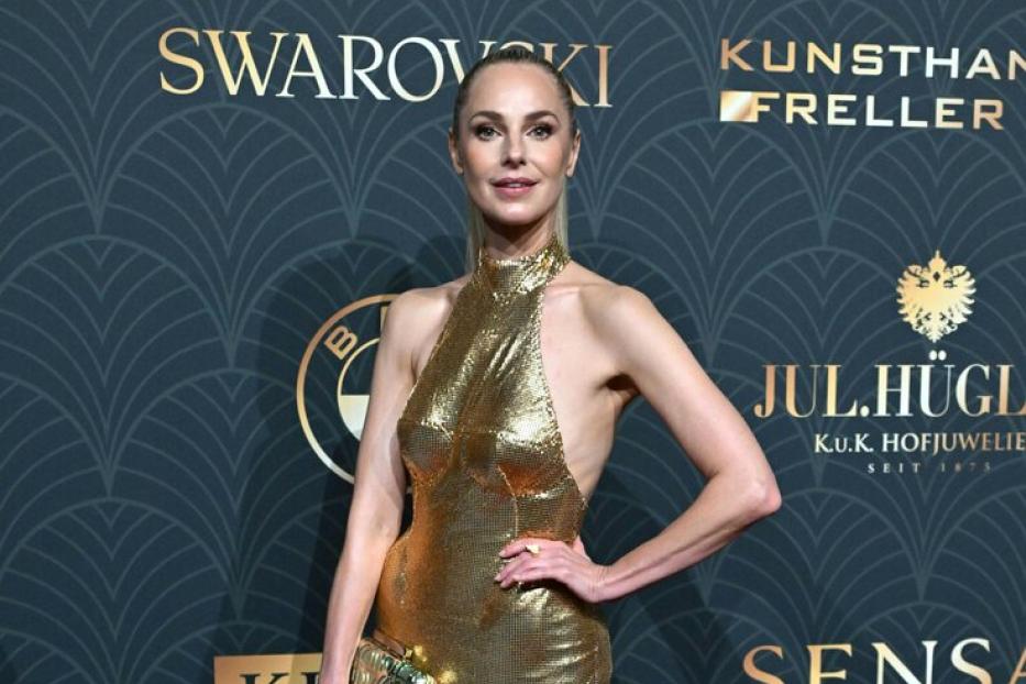Silvia Schneider auf dem roten Teppich in einem Goldkleid, Eigenentwurf